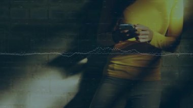 Beyaz kadının duvar karşısında akıllı telefon kullandığına dair istatistiksel grafikler. küresel ağ ve teknoloji kavramı