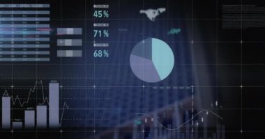 Manzara üzerinde veri işleme animasyonu. küresel bağlantılar, dijital arayüz ve teknoloji konsepti dijital olarak oluşturulmuş video.