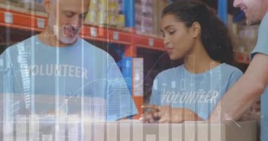 Depodaki bağışları kontrol eden erkek ve kadın gönüllülerle ilgili istatistiksel veri işleme. lojistik ve ulaşım sektörü kavramı