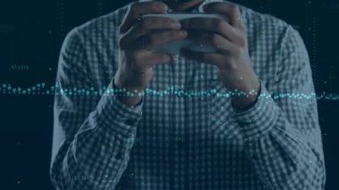 Akıllı telefon kullanan beyaz bir adam için birden fazla değişen numara ve istatistiksel grafikler. küresel ağ ve teknoloji kavramı