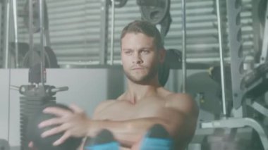 Spor salonunda egzersiz yapan güçlü bir adamın üzerinde parlayan noktaların animasyonu. spor, fitness ve aktif yaşam tarzı konsepti dijital olarak oluşturulmuş video.