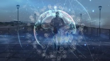 Deniz kıyısında koşan bir adam üzerindeki bağlantı ağlarının küre animasyonu. Spor, spor ve bağlantılar dijital olarak oluşturulmuş video konsepti.