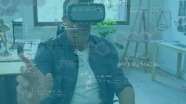 Ofiste VR kulaklık takan bir iş adamı için matematiksel denklemlerin animasyonu. küresel veri işleme, dijital arayüz ve dijital olarak oluşturulmuş video konsepti.
