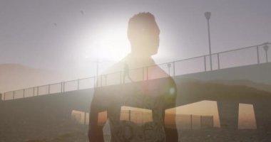 Köprünün üzerindeki plajda Afro-Amerikan bir adamın animasyonu. Mutlu tatiller ve boş zaman, dijital ortamda oluşturulan video.