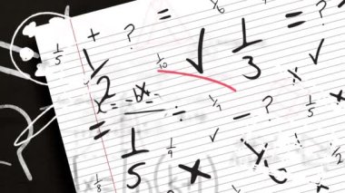 Matematiksel denklemler beyaz çizgili kağıt üzerinde matematiksel sembollere karşı yüzüyor. Okula ve eğitim konseptine dönüş