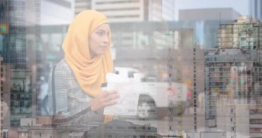 Animasyon Asyalı kadın tesettüre oturmuş şehir manzarasında yemek yiyor. Dijital ortamda üretilen bir video..