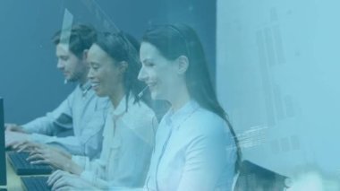 Ofiste çalışan iş adamları üzerinde finansal veri işleme animasyonu. küresel iş, bağlantılar, dijital arayüz ve teknoloji konsepti dijital olarak oluşturulmuş video.