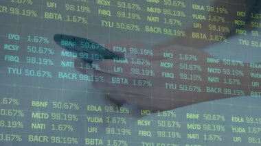 Yatakta akıllı telefon kullanan bir kadına karşı borsa veri işleme sistemi. küresel ekonomi ve ağ teknolojisi kavramı