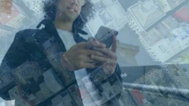 Şehir manzarası üzerinde akıllı telefon kullanan bir adamın animasyonu. küresel iş, iletişim ve finans kavramı dijital olarak oluşturulmuş video.