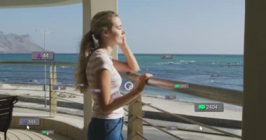 Kafkasyalı bir kadının deniz kenarında manzaraya hayran olması üzerine afişlerde sosyal medya simgelerinin canlandırılması. Sosyal medya, dijital arayüz ve bağlantılar konsepti dijital olarak oluşturulmuş video.