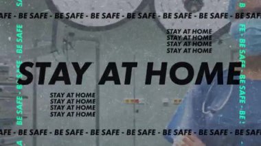 Yüz maskesi takmış bir cerrah için Coperid 19 metni animasyonu. küresel covid 19 salgın konsepti dijital olarak oluşturulmuş video.