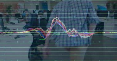 Ofiste çalışan iş adamları üzerinde finansal veri işleme animasyonu. küresel iş, bağlantılar, dijital arayüz ve teknoloji konsepti dijital olarak oluşturulmuş video.