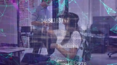 Ofiste çalışan iş adamları üzerinden bağlantı ağının animasyonu. küresel iş, bağlantılar, dijital arayüz ve teknoloji konsepti dijital olarak oluşturulmuş video.