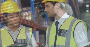 Depoda tartışan çeşitli erkek ve kadın yöneticilere karşı istatistiksel veri işleme. lojistik ve ulaşım sektörü kavramı