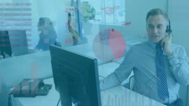 Ofiste çalışan iş adamları üzerinde finansal veri işleme animasyonu. küresel iş, bağlantılar, dijital arayüz ve teknoloji konsepti dijital olarak oluşturulmuş video.