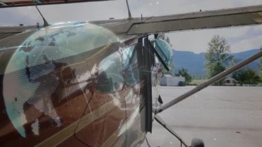 Uçak üzerinden bağlantı ağı olan dünyanın animasyonu. küresel seyahat ve bağlantılar konsepti dijital olarak oluşturulmuş video.