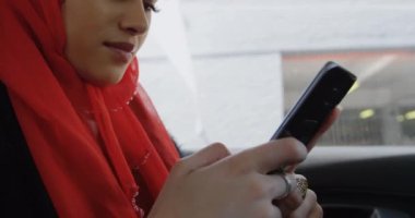 Şehir manzarası üzerinde akıllı telefon kullanan Asyalı kadın animasyonu. iletişim teknolojisi ve iletişimi sürdürmek, dijital olarak oluşturulmuş video.