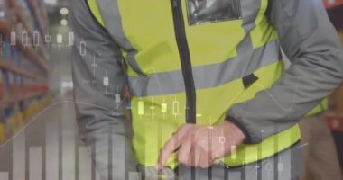 Depoda tarama cihazı kullanan beyaz erkek işçilere karşı istatistiksel veri işleme. lojistik ve ulaşım sektörü kavramı