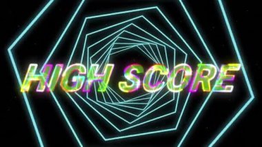 Siyah arka planda parlayan tünele karşı yıldırım etkisi olan yüksek skor metni. Video oyunu arayüzü ve teknoloji kavramı