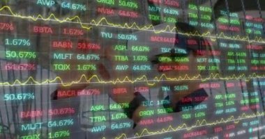 VR kulaklık kullanılarak işadamının finansal veri işleme animasyonu. küresel iş, bağlantılar, dijital arayüz ve teknoloji konsepti dijital olarak oluşturulmuş video.