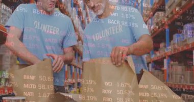 Borsa verileri depoda birbirine beşlik çakan iki beyaz erkek gönüllü üzerinde işlem yapıyor. lojistik ve ulaşım sektörü kavramı