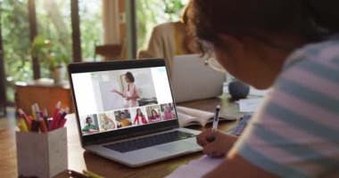 Evde online ders için dizüstü bilgisayar kullanan liseli kız, ekranda çeşitli öğretmenler ve sınıflar var. iletişim teknolojisi ve çevrimiçi ilköğretim konsepti, dijital kompozit video.