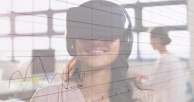 VR kulaklıklar kullanarak iş adamlarının finansal veri işleme animasyonları. küresel iş, bağlantılar, dijital arayüz ve teknoloji konsepti dijital olarak oluşturulmuş video.