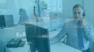 Ofiste çalışan iş adamları üzerinde finansal veri işleme animasyonu. küresel iş, bağlantılar, dijital arayüz ve teknoloji konsepti dijital olarak oluşturulmuş video.