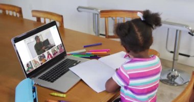 Evde online ders için dizüstü bilgisayar kullanan liseli kız, ekranda çeşitli öğretmenler ve sınıflar var. iletişim teknolojisi ve çevrimiçi ilköğretim konsepti, dijital kompozit video.