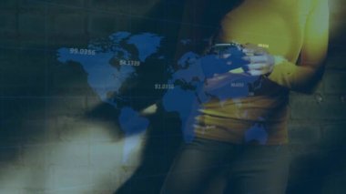 Akıllı telefon kullanan beyaz bir kadına karşı dünya haritasında çok sayıda numara var. küresel ağ ve teknoloji kavramı