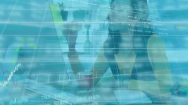 Ofiste çalışan iş kadınının finansal veri işleme animasyonu. küresel iş, bağlantılar, dijital arayüz ve teknoloji konsepti dijital olarak oluşturulmuş video.