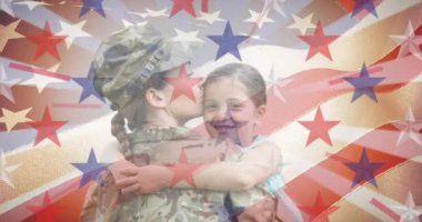 Kızı ve Amerikan bayrağını tutan anne askerin üzerinde kırmızı ve mavi yıldız ve çizgilerden oluşan bir kompozisyon. Vatanseverlik, bağımsızlık, ordu ve dijital olarak üretilen görüntü konsepti.