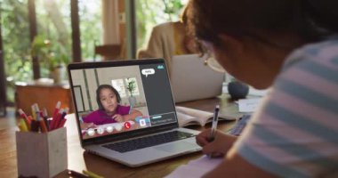 Liseli kız, meslektaşı ve internet sohbeti ile evde online ders için dizüstü bilgisayar kullanıyor. iletişim teknolojisi ve çevrimiçi ilköğretim konsepti, dijital kompozit video.