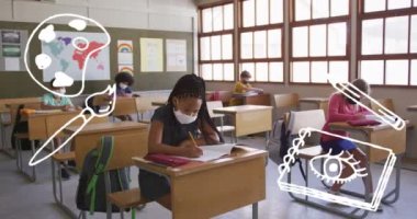 İlkokulda yüz maskesi takan Afro-Amerikan kızlarına karşı okul konsepti simgeleri. Okula ve eğitim konseptine dönüş