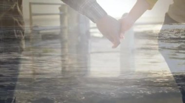 Sahilde el ele tutuşan bir çiftin canlandırması. Birlikte boş zaman geçirmek, mutlu tatiller ve boş zaman, dijital olarak oluşturulmuş video.