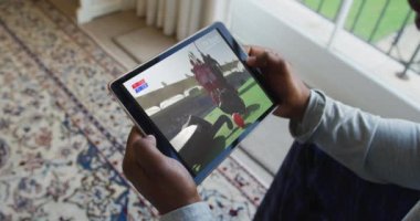 Evde oturup, tabletle hokey maçı izleyen bir adam. spor, rekabet, eğlence ve teknoloji konsepti dijital olarak oluşturulmuş video.