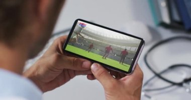 Erkek doktorun akıllı telefondan ragbi maçı izlemesinin birleşimi. spor, rekabet, eğlence ve teknoloji konsepti dijital olarak oluşturulmuş video.