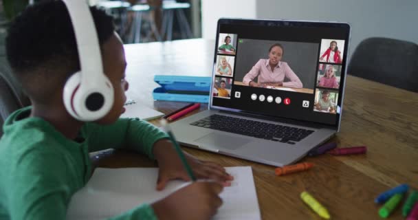 Schoolboy Använder Laptop För Online Lektion Hemma Med Olika Lärare — Stockvideo