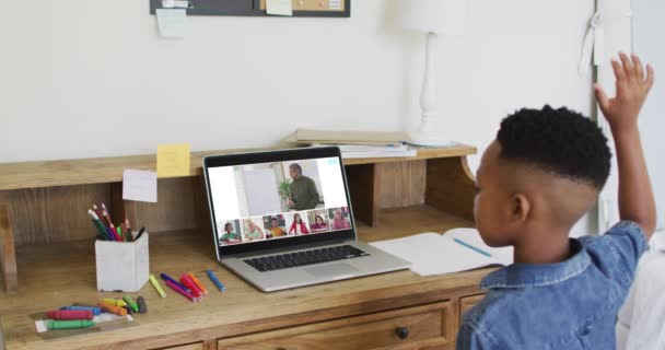 Schoolboy Använder Laptop För Online Lektion Hemma Med Olika Lärare — Stockvideo