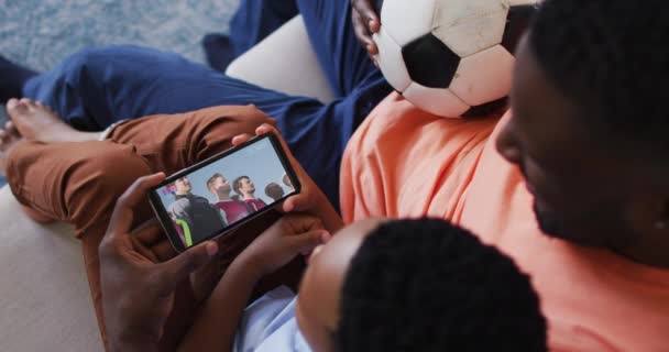 Composto Por Pai Filho Casa Assistindo Evento Esportivo Smartphone Esportes — Vídeo de Stock