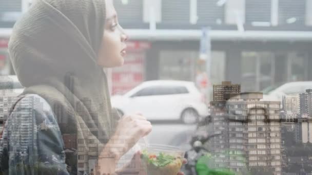 Animation Einer Asiatischen Frau Hijab Mit Salat Über Dem Stadtbild — Stockvideo