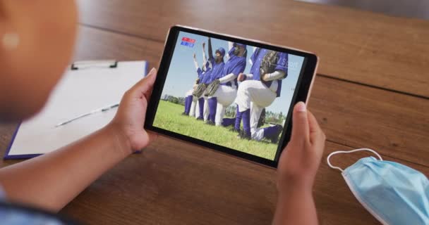 Egy Asztalnál Arcmaszkkal Baseballt Néz Tabletta Éveiben Sport Verseny Szórakozás — Stock videók