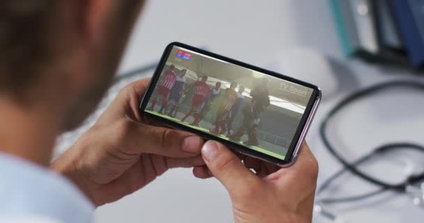 Erkek Doktorun Akıllı Telefondan Hokey Maçı Izlemesinin Birleşimi Spor Rekabet — Stok video