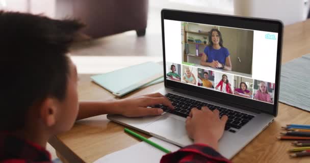 Schoolboy Använder Laptop För Online Lektion Hemma Med Olika Lärare — Stockvideo