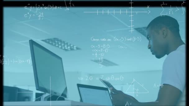 Animación Alcance Ecuaciones Matemáticas Sobre Hombre Negocios Utilizando Tableta Oficina — Vídeo de stock