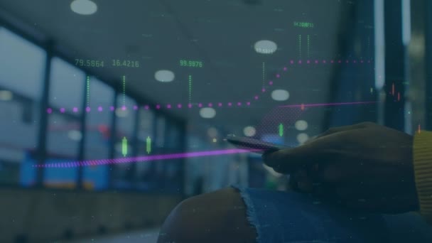 Procesamiento Datos Del Mercado Financiero Contra Sección Media Persona Usando — Vídeos de Stock