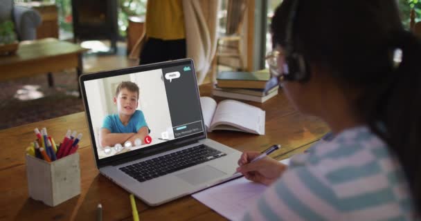 Školačka Pomocí Notebooku Pro Online Lekci Doma Chlapeckým Mluvením Web — Stock video