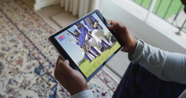 Compuesto Hombre Sentado Casa Viendo Partido Béisbol Durante Covidio Tableta — Vídeos de Stock