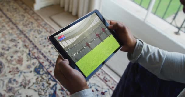 Compuesto Hombre Sentado Casa Viendo Partido Rugby Tableta Deportes Competencia — Vídeo de stock