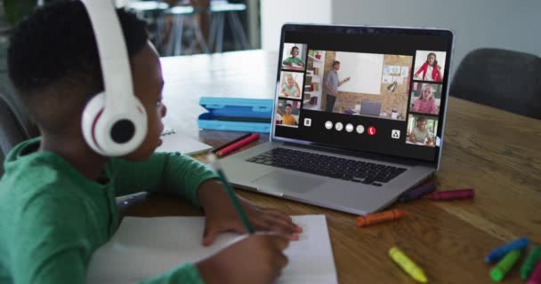 Schoolboy Använder Laptop För Online Lektion Hemma Med Olika Lärare — Stockvideo